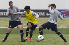 Danilo, Romarinho e Paulinho durante o treino realizado esta manh no CT Joaquim Grava, localizado no Parque Ecolgico do Tiete. O prximo jogo da equipe ser quarta-feira, dia 07/06, contra o Figueirense/SC, no estdio do Pacaembu, vlido pela terceira rodada do Campeonato Brasileiro 2012