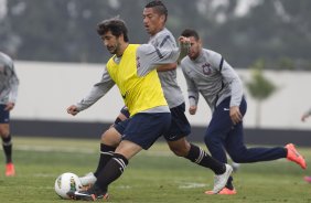 Douglas e Ralf durante o treino realizado esta manh no CT Joaquim Grava, localizado no Parque Ecolgico do Tiete. O prximo jogo da equipe ser quarta-feira, dia 07/06, contra o Figueirense/SC, no estdio do Pacaembu, vlido pela terceira rodada do Campeonato Brasileiro 2012