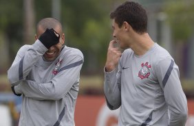 Emerson e Alex durante o treino realizado esta manh no CT Joaquim Grava, localizado no Parque Ecolgico do Tiete. O prximo jogo da equipe ser quarta-feira, dia 07/06, contra o Figueirense/SC, no estdio do Pacaembu, vlido pela terceira rodada do Campeonato Brasileiro 2012