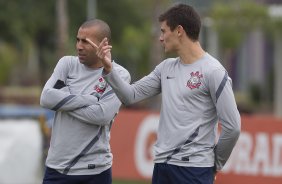 Emerson e Alex durante o treino realizado esta manh no CT Joaquim Grava, localizado no Parque Ecolgico do Tiete. O prximo jogo da equipe ser quarta-feira, dia 07/06, contra o Figueirense/SC, no estdio do Pacaembu, vlido pela terceira rodada do Campeonato Brasileiro 2012