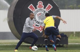 Emerson e Welder durante o treino realizado esta manh no CT Joaquim Grava, localizado no Parque Ecolgico do Tiete. O prximo jogo da equipe ser quarta-feira, dia 07/06, contra o Figueirense/SC, no estdio do Pacaembu, vlido pela terceira rodada do Campeonato Brasileiro 2012