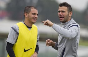 Fabio Santos e Leandro Castn durante o treino realizado esta manh no CT Joaquim Grava, localizado no Parque Ecolgico do Tiete. O prximo jogo da equipe ser quarta-feira, dia 07/06, contra o Figueirense/SC, no estdio do Pacaembu, vlido pela terceira rodada do Campeonato Brasileiro 2012