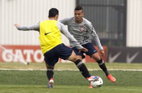 Gilsinho e Ramon durante o treino realizado esta manh no CT Joaquim Grava, localizado no Parque Ecolgico do Tiete. O prximo jogo da equipe ser quarta-feira, dia 07/06, contra o Figueirense/SC, no estdio do Pacaembu, vlido pela terceira rodada do Campeonato Brasileiro 2012