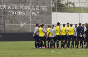 Jogadores reunidos durante o treino realizado esta manh no CT Joaquim Grava, localizado no Parque Ecolgico do Tiete. O prximo jogo da equipe ser quarta-feira, dia 07/06, contra o Figueirense/SC, no estdio do Pacaembu, vlido pela terceira rodada do Campeonato Brasileiro 2012