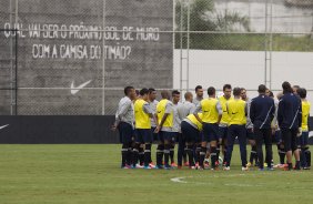 Jogadores reunidos durante o treino realizado esta manh no CT Joaquim Grava, localizado no Parque Ecolgico do Tiete. O prximo jogo da equipe ser quarta-feira, dia 07/06, contra o Figueirense/SC, no estdio do Pacaembu, vlido pela terceira rodada do Campeonato Brasileiro 2012