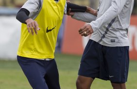 Liedson e Paulinho durante o treino realizado esta manh no CT Joaquim Grava, localizado no Parque Ecolgico do Tiete. O prximo jogo da equipe ser quarta-feira, dia 07/06, contra o Figueirense/SC, no estdio do Pacaembu, vlido pela terceira rodada do Campeonato Brasileiro 2012