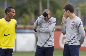 Liedson, Emerson e Alex durante o treino realizado esta manh no CT Joaquim Grava, localizado no Parque Ecolgico do Tiete. O prximo jogo da equipe ser quarta-feira, dia 07/06, contra o Figueirense/SC, no estdio do Pacaembu, vlido pela terceira rodada do Campeonato Brasileiro 2012