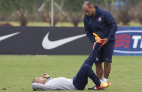 O preparador fsico Fabricio Pimenta faz alongamento em Emerson durante o treino realizado esta manh no CT Joaquim Grava, localizado no Parque Ecolgico do Tiete. O prximo jogo da equipe ser quarta-feira, dia 07/06, contra o Figueirense/SC, no estdio do Pacaembu, vlido pela terceira rodada do Campeonato Brasileiro 2012