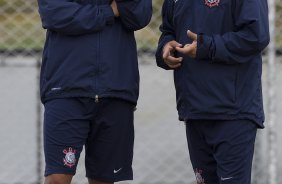 Os auxiliares de Tite, Geraldo Delamore e Cleber Xavier durante o treino realizado esta manh no CT Joaquim Grava, localizado no Parque Ecolgico do Tiete. O prximo jogo da equipe ser quarta-feira, dia 07/06, contra o Figueirense/SC, no estdio do Pacaembu, vlido pela terceira rodada do Campeonato Brasileiro 2012