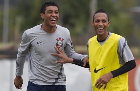 Paulinho e Liedson durante o treino realizado esta manh no CT Joaquim Grava, localizado no Parque Ecolgico do Tiete. O prximo jogo da equipe ser quarta-feira, dia 07/06, contra o Figueirense/SC, no estdio do Pacaembu, vlido pela terceira rodada do Campeonato Brasileiro 2012