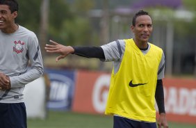 Paulinho e Liedson durante o treino realizado esta manh no CT Joaquim Grava, localizado no Parque Ecolgico do Tiete. O prximo jogo da equipe ser quarta-feira, dia 07/06, contra o Figueirense/SC, no estdio do Pacaembu, vlido pela terceira rodada do Campeonato Brasileiro 2012