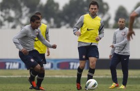 Paulinho e Paulo Andr durante o treino realizado esta manh no CT Joaquim Grava, localizado no Parque Ecolgico do Tiete. O prximo jogo da equipe ser quarta-feira, dia 07/06, contra o Figueirense/SC, no estdio do Pacaembu, vlido pela terceira rodada do Campeonato Brasileiro 2012