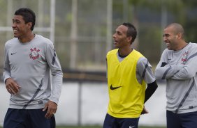 Paulinho, Liedson e Emerson durante o treino realizado esta manh no CT Joaquim Grava, localizado no Parque Ecolgico do Tiete. O prximo jogo da equipe ser quarta-feira, dia 07/06, contra o Figueirense/SC, no estdio do Pacaembu, vlido pela terceira rodada do Campeonato Brasileiro 2012