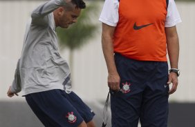 Ramon e Tite durante o treino realizado esta manh no CT Joaquim Grava, localizado no Parque Ecolgico do Tiete. O prximo jogo da equipe ser quarta-feira, dia 07/06, contra o Figueirense/SC, no estdio do Pacaembu, vlido pela terceira rodada do Campeonato Brasileiro 2012