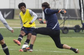 Romarinho e Cassio durante o treino realizado esta manh no CT Joaquim Grava, localizado no Parque Ecolgico do Tiete. O prximo jogo da equipe ser quarta-feira, dia 07/06, contra o Figueirense/SC, no estdio do Pacaembu, vlido pela terceira rodada do Campeonato Brasileiro 2012