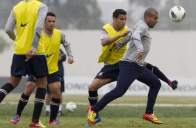 Welder e Emerson durante o treino realizado esta manh no CT Joaquim Grava, localizado no Parque Ecolgico do Tiete. O prximo jogo da equipe ser quarta-feira, dia 07/06, contra o Figueirense/SC, no estdio do Pacaembu, vlido pela terceira rodada do Campeonato Brasileiro 2012