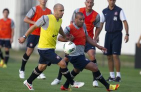 Alessandro e Emerson durante o treino realizado esta tarde no CT Joaquim Grava, localizado no Parque Ecolgico do Tiete. O prximo jogo da equipe ser quinta-feira, dia 07/06, contra o Figueirense/SC, no estdio do Pacaembu, vlido pela terceira rodada do Campeonato Brasileiro 2012