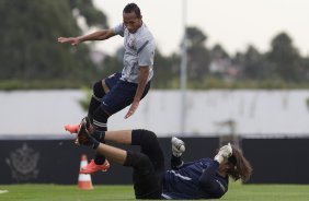 Liedson e Cassio durante o treino realizado esta tarde no CT Joaquim Grava, localizado no Parque Ecolgico do Tiete. O prximo jogo da equipe ser quinta-feira, dia 07/06, contra o Figueirense/SC, no estdio do Pacaembu, vlido pela terceira rodada do Campeonato Brasileiro 2012