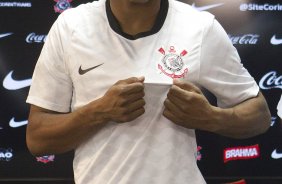 O atacante Romarinho, ex-Bragantino, foi apresentado hoje a tarde pelo diretor de futebol do Corinthians, Roberto Andrade, aps o treino realizado esta tarde no CT Joaquim Grava, localizado no Parque Ecolgico do Tiete. O prximo jogo da equipe ser quinta-feira, dia 07/06, contra o Figueirense/SC, no estdio do Pacaembu, vlido pela terceira rodada do Campeonato Brasileiro 2012