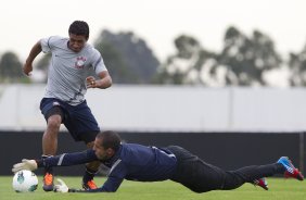 Paulinho e Danilo Fernandes durante o treino realizado esta tarde no CT Joaquim Grava, localizado no Parque Ecolgico do Tiete. O prximo jogo da equipe ser quinta-feira, dia 07/06, contra o Figueirense/SC, no estdio do Pacaembu, vlido pela terceira rodada do Campeonato Brasileiro 2012