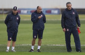 Cleber Xavier e Geraldo Delamore, auxiliares, e Tite durante o treino realizado esta tarde no CT Joaquim Grava, localizado no Parque Ecolgico do Tiete. O prximo jogo da equipe ser quinta-feira, dia 07/06, contra o Figueirense/SC, no estdio do Pacaembu, vlido pela terceira rodada do Campeonato Brasileiro 2012