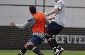 Elton e Chico durante o treino realizado esta tarde no CT Joaquim Grava, localizado no Parque Ecolgico do Tiete. O prximo jogo da equipe ser quinta-feira, dia 07/06, contra o Figueirense/SC, no estdio do Pacaembu, vlido pela terceira rodada do Campeonato Brasileiro 2012