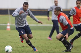 Elton e Wallace durante o treino realizado esta tarde no CT Joaquim Grava, localizado no Parque Ecolgico do Tiete. O prximo jogo da equipe ser quinta-feira, dia 07/06, contra o Figueirense/SC, no estdio do Pacaembu, vlido pela terceira rodada do Campeonato Brasileiro 2012