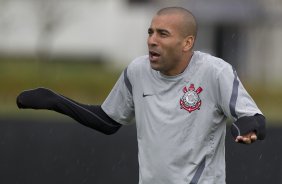 Emerson durante o treino realizado esta tarde no CT Joaquim Grava, localizado no Parque Ecolgico do Tiete. O prximo jogo da equipe ser quinta-feira, dia 07/06, contra o Figueirense/SC, no estdio do Pacaembu, vlido pela terceira rodada do Campeonato Brasileiro 2012