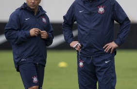 Geraldo Delamore, auxiliar, e Tite durante o treino realizado esta tarde no CT Joaquim Grava, localizado no Parque Ecolgico do Tiete. O prximo jogo da equipe ser quinta-feira, dia 07/06, contra o Figueirense/SC, no estdio do Pacaembu, vlido pela terceira rodada do Campeonato Brasileiro 2012