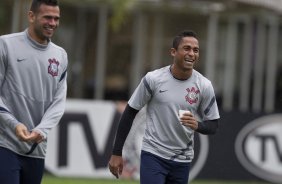 Leandro Castn e Jorge Henrique, que volta ao time titular durante o treino realizado esta tarde no CT Joaquim Grava, localizado no Parque Ecolgico do Tiete. O prximo jogo da equipe ser quinta-feira, dia 07/06, contra o Figueirense/SC, no estdio do Pacaembu, vlido pela terceira rodada do Campeonato Brasileiro 2012