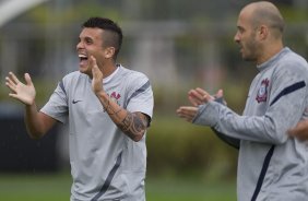 Ramon que volta ao time titular, e Alessandro durante o treino realizado esta tarde no CT Joaquim Grava, localizado no Parque Ecolgico do Tiete. O prximo jogo da equipe ser quinta-feira, dia 07/06, contra o Figueirense/SC, no estdio do Pacaembu, vlido pela terceira rodada do Campeonato Brasileiro 2012