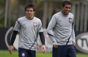 Willian e Paulinho durante o treino realizado esta tarde no CT Joaquim Grava, localizado no Parque Ecolgico do Tiete. O prximo jogo da equipe ser quinta-feira, dia 07/06, contra o Figueirense/SC, no estdio do Pacaembu, vlido pela terceira rodada do Campeonato Brasileiro 2012