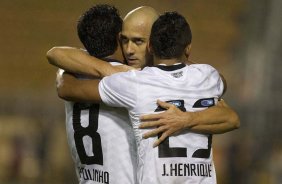 Alessandro comemora gol do Corinthians entre Paulinho e Jorge Henrique durante a partida entre Corinthians x Figueirense/SC, realizada esta noite no estádio do Pacaembu, válida pela 3ª rodada do Campeonato Brasileiro de 2012