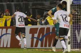 Danilo corre e comemora seu gol durante a partida entre Corinthians x Figueirense/SC, realizada esta noite no estádio do Pacaembu, válida pela 3ª rodada do Campeonato Brasileiro de 2012