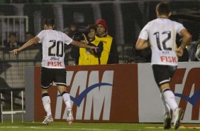 Danilo corre e comemora seu gol durante a partida entre Corinthians x Figueirense/SC, realizada esta noite no estádio do Pacaembu, válida pela 3ª rodada do Campeonato Brasileiro de 2012