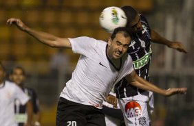 Danilo e Guilherme durante a partida entre Corinthians x Figueirense/SC, realizada esta noite no estádio do Pacaembu, válida pela 3ª rodada do Campeonato Brasileiro de 2012