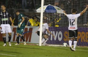 Danilo faz o gol do Corinthians e Alex(d) comemora durante a partida entre Corinthians x Figueirense/SC, realizada esta noite no estádio do Pacaembu, válida pela 3ª rodada do Campeonato Brasileiro de 2012