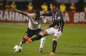 Jorge Henrique e Caio durante a partida entre Corinthians x Figueirense/SC, realizada esta noite no estádio do Pacaembu, válida pela 3ª rodada do Campeonato Brasileiro de 2012