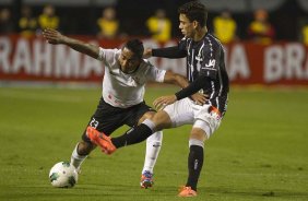 Jorge Henrique e Caio durante a partida entre Corinthians x Figueirense/SC, realizada esta noite no estdio do Pacaembu, vlida pela 3 rodada do Campeonato Brasileiro de 2012