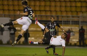 Jorge Henrique tenta uma bicicleta com (3) Canuto durante a partida entre Corinthians x Figueirense/SC, realizada esta noite no estdio do Pacaembu, vlida pela 3 rodada do Campeonato Brasileiro de 2012