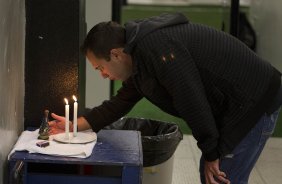 O fisiologista Antnio Fedato Filho nos vestirios antes da partida entre Corinthians x Figueirense/SC, realizada esta noite no estdio do Pacaembu, vlida pela 3 rodada do Campeonato Brasileiro de 2012