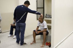 O fisioterapeuta Bruno Mazziotti e Emerson nos vestirios antes da partida entre Corinthians x Figueirense/SC, realizada esta noite no estdio do Pacaembu, vlida pela 3 rodada do Campeonato Brasileiro de 2012