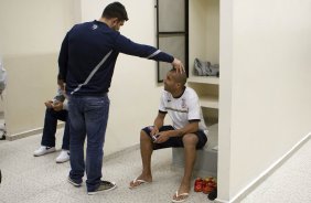O fisioterapeuta Bruno Mazziotti e Emerson nos vestiários antes da partida entre Corinthians x Figueirense/SC, realizada esta noite no estádio do Pacaembu, válida pela 3ª rodada do Campeonato Brasileiro de 2012