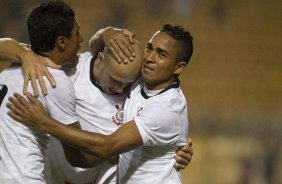 Paulinho, Alessandro e Jorge Henrique comemora gol do Corinthians durante a partida entre Corinthians x Figueirense/SC, realizada esta noite no estádio do Pacaembu, válida pela 3ª rodada do Campeonato Brasileiro de 2012