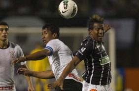 Paulinho e Ygor durante a partida entre Corinthians x Figueirense/SC, realizada esta noite no estádio do Pacaembu, válida pela 3ª rodada do Campeonato Brasileiro de 2012