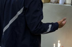 Tite rezando nos vestiários antes da partida entre Corinthians x Figueirense/SC, realizada esta noite no estádio do Pacaembu, válida pela 3ª rodada do Campeonato Brasileiro de 2012