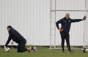 Cassio e Julio Cesar durante o treino realizado esta tarde no CT Joaquim Grava, localizado no Parque Ecolgico do Tiete. O prximo jogo da equipe ser quarta-feira, dia 13/06, contra o Santos, na Vila Belmiro, jogo de ida vlido pela semi final da Copa Libertadores da Amrica 2012