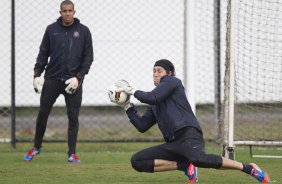 Danilo Fernandes observa Cassio durante o treino realizado esta tarde no CT Joaquim Grava, localizado no Parque Ecolgico do Tiete. O prximo jogo da equipe ser quarta-feira, dia 13/06, contra o Santos, na Vila Belmiro, jogo de ida vlido pela semi final da Copa Libertadores da Amrica 2012