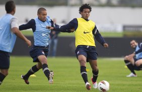 Marquinhos e Romarinho durante o treino realizado esta tarde no CT Joaquim Grava, localizado no Parque Ecolgico do Tiete. O prximo jogo da equipe ser quarta-feira, dia 13/06, contra o Santos, na Vila Belmiro, jogo de ida vlido pela semi final da Copa Libertadores da Amrica 2012