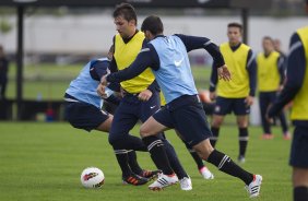 Paulo Andr e Danilo durante o treino realizado esta tarde no CT Joaquim Grava, localizado no Parque Ecolgico do Tiete. O prximo jogo da equipe ser quarta-feira, dia 13/06, contra o Santos, na Vila Belmiro, jogo de ida vlido pela semi final da Copa Libertadores da Amrica 2012